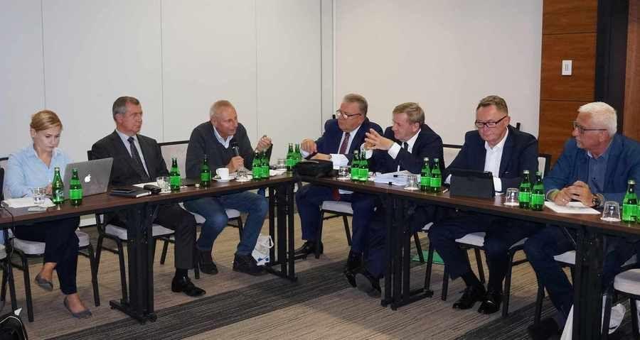 Członkowie Związku Miast Polskich podczas spotkania w Arłamowie.<br/>fot.Janusz Proniewicz