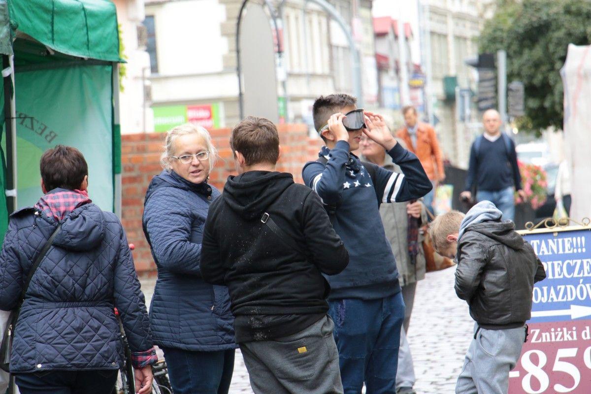 Za pomocą alkogogli i narkogogli chętni mogli się przekonać, w jaki sposób alkoholowe i narkotykowe zamroczenie zawęża pole widzenia, zaburza równowagę oraz obniża zdolności motoryczne.<br/>fot.UM Jarosław