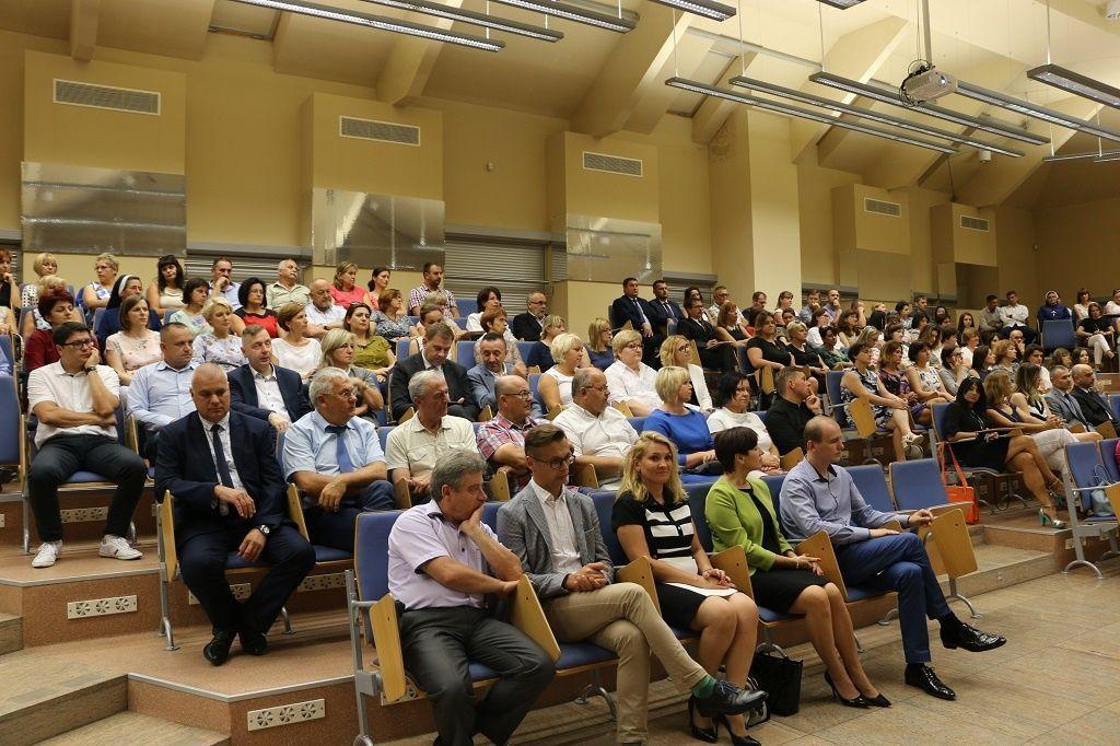 W uroczystej inauguracji roku szkolnego wzięli udział przedstawiciele środowiska oświatowego.<br/>fot.Starostwo Powiatowe w Jarosławiu