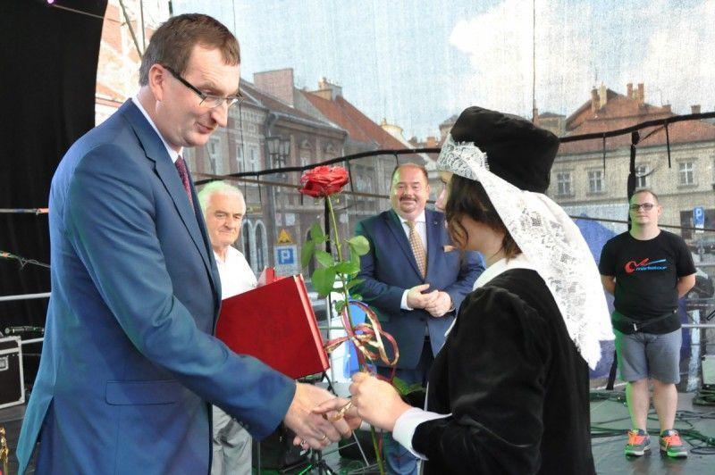 Krzysztof Rejman odebrał honorowe wyróżnienie podczas Jarmarku Jarosławskiego.<br/>fot.UM Jarosław