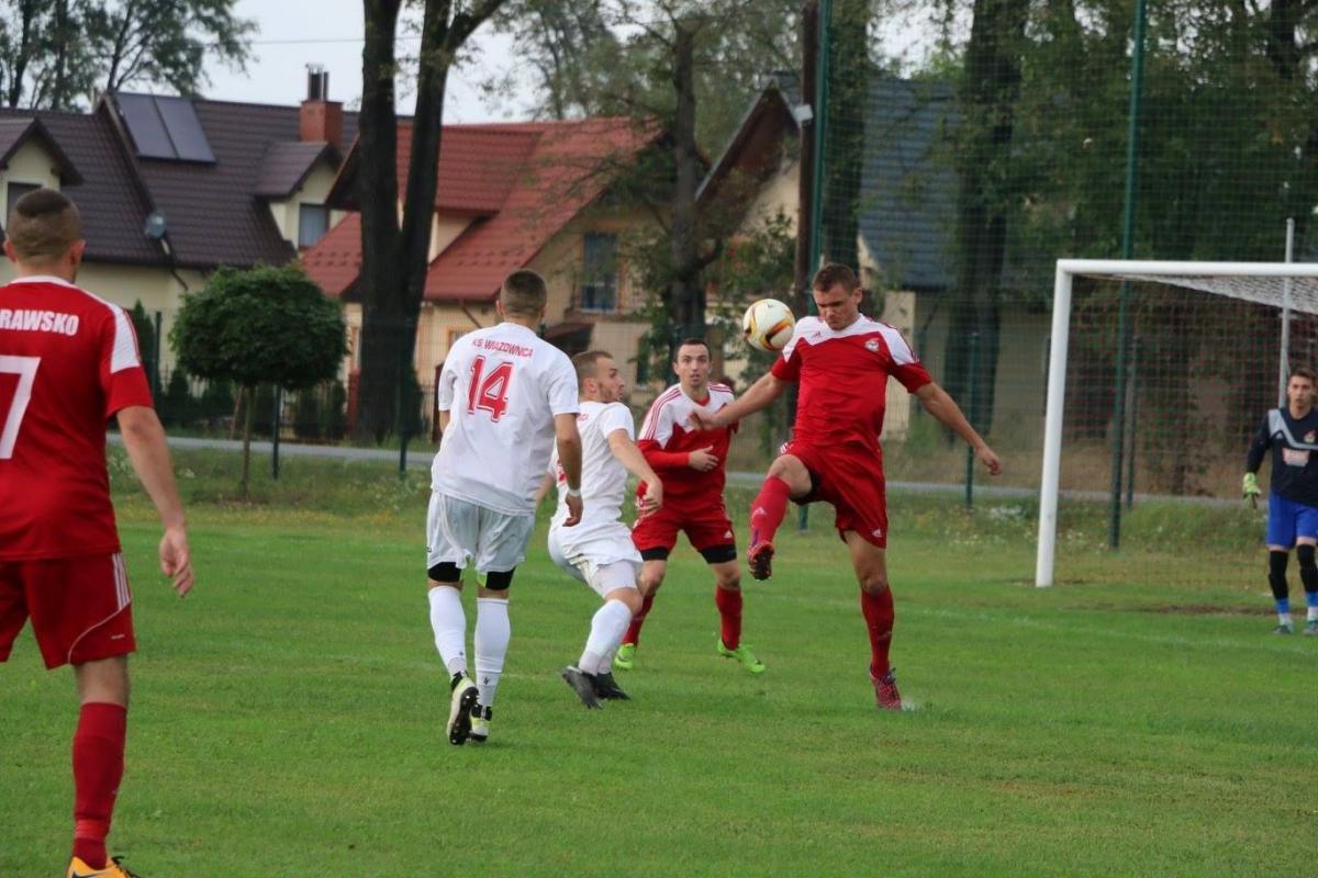 Występując w roli gości, IV-ligowy KS Wiązownica pewnie wygrał z Płomieniem Morawsko (czerwone stroje) na... własnym stadionie. Pierwotnie, zgodnie z losowaniem, mecz miał odbyć się w Morawsku, ale na prośbę V-ligowca przeniesiony został do Wiązownicy.<br/>fot.Natalia Styś