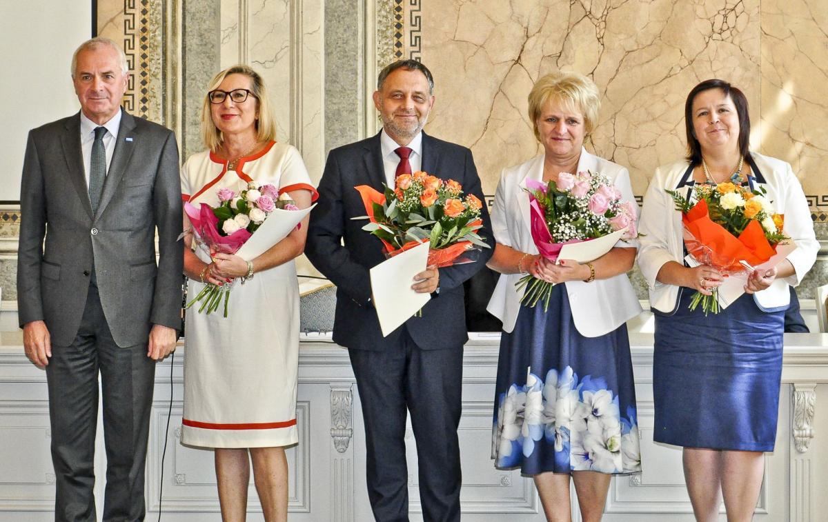 Prezydent Robert Choma podziękował czterem dyrektorom, kończącym pełnienie swoich funkcji. Od prawej: Joanna Tomczyk (Poradnia Psychologiczno-Pedagogiczna), Halina Wiśniewska (Gimnazjum nr 5), Bogusław Klisowski (Gimnazjum nr 1), Magdalena Danieluk (Gimnazjum nr 3) oraz prezydent R. Choma.<br/>fot.U