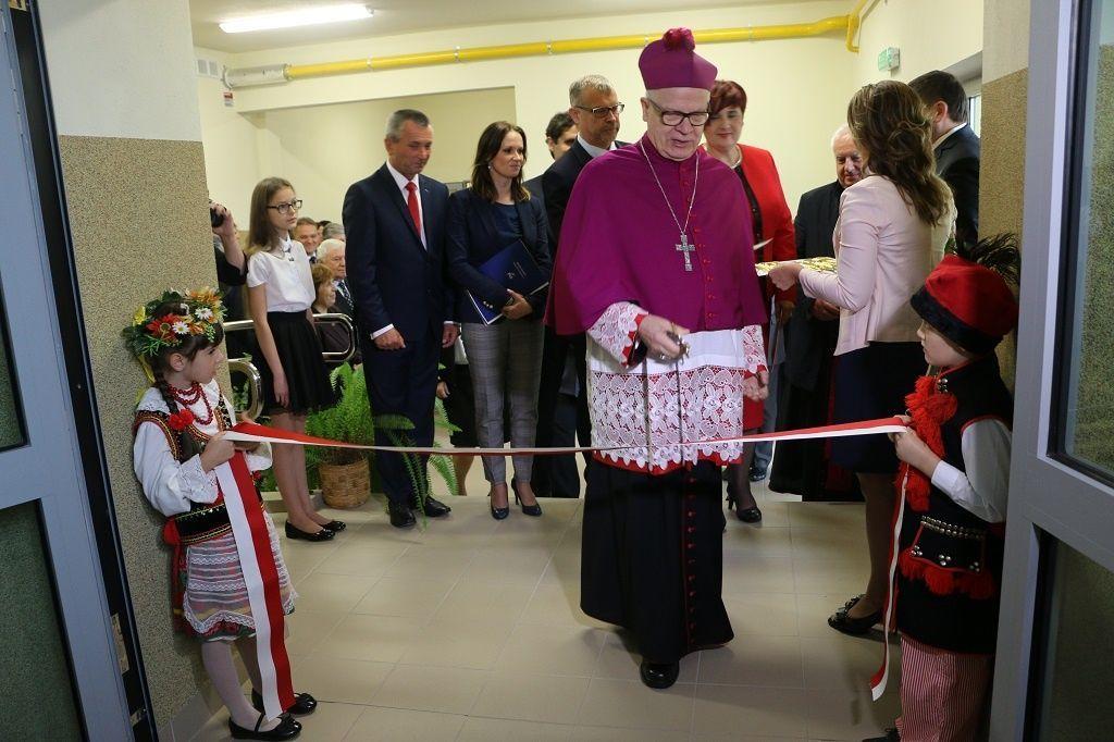 Nową szkołę poświęcił arcybiskup senior Józef Michalik.