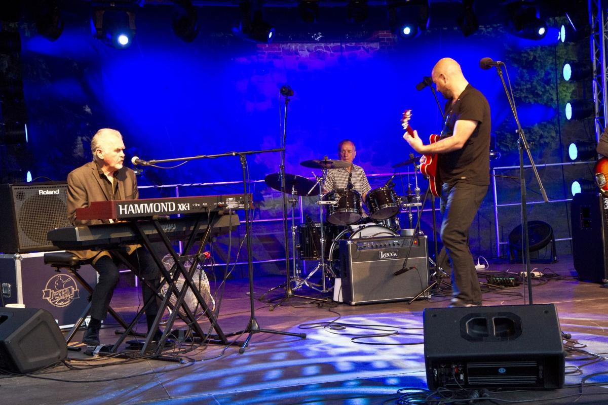 Przy klawiszach Mick Gallagher, perkusja John Steel oraz Danny Handley – gitara i wokal.<br/>fot.Jacek Szwic