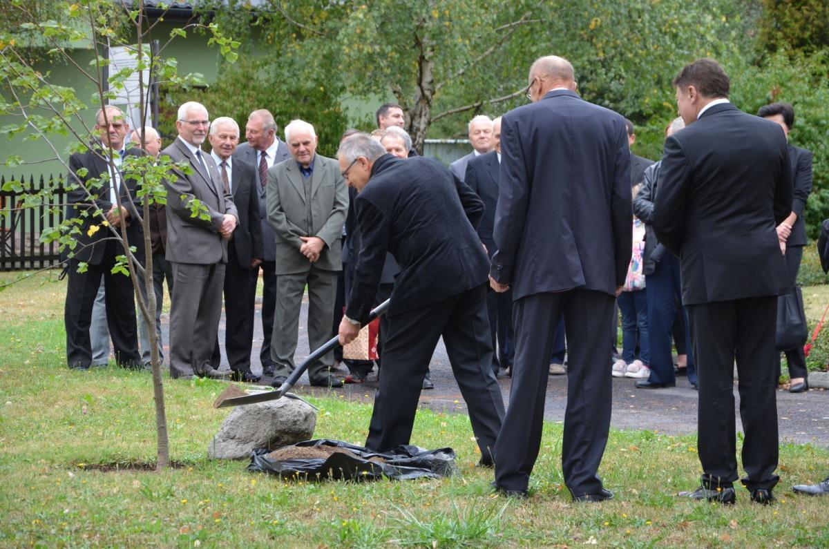 W alejce pamięci w przeworskim Pastewniku zasadzono kolejne drzewko.<br/>fot.Agata Sykała