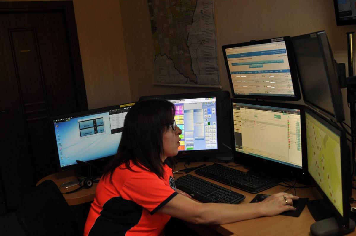 System Wspomagania Dowodzenia Państwowego Ratownictwa Medycznego umożliwia m.in. lokalizację poszczególnych zdarzeń, miejsc pobytu zespołów ratownictwa i ich statusów na mapie, która stanowi zintegrowany z systemem moduł.<br/>fot.Paweł Bugira