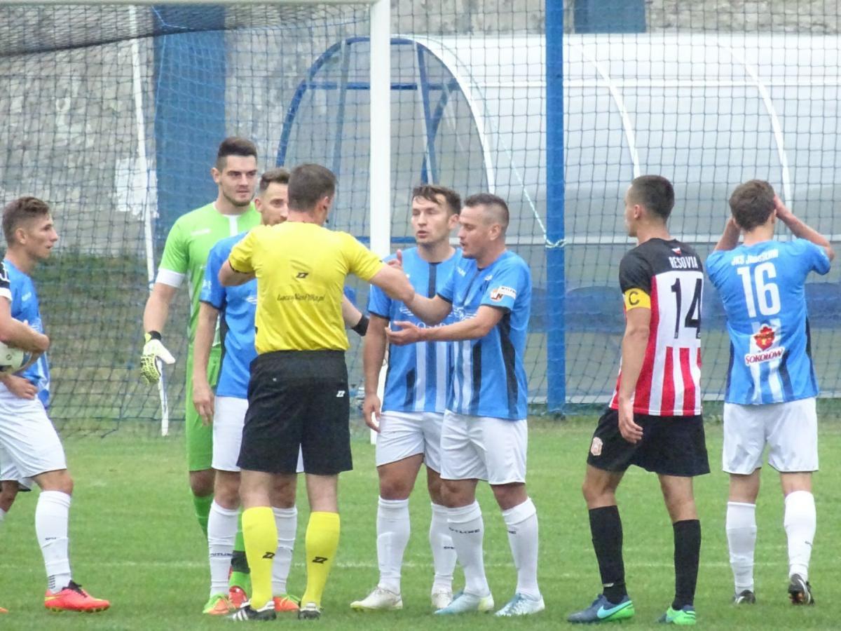 Sytuacja z 19. min, po której arbiter wyrzucił z boiska Dominika Ochała, miała istotny wpływ na dalsze wydarzenia na murawie stadionu przy ul. Bandurskiego w Jarosławiu.<br/>fot.Dominik Budzowski