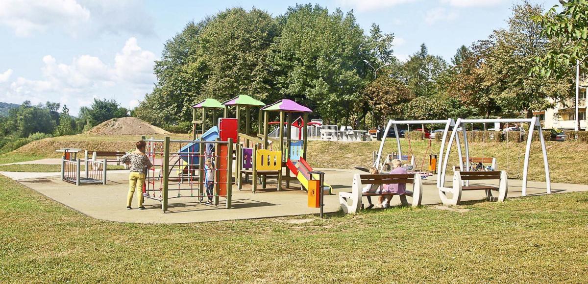 Plac zabaw przy osiedlu Kmiecie powstał dzięki budżetowi obywatelskiemu. Mieszkańcy jednak nie dbają o niego. Oby była to przestroga dla innych.<br/>fot.Mariusz Godos