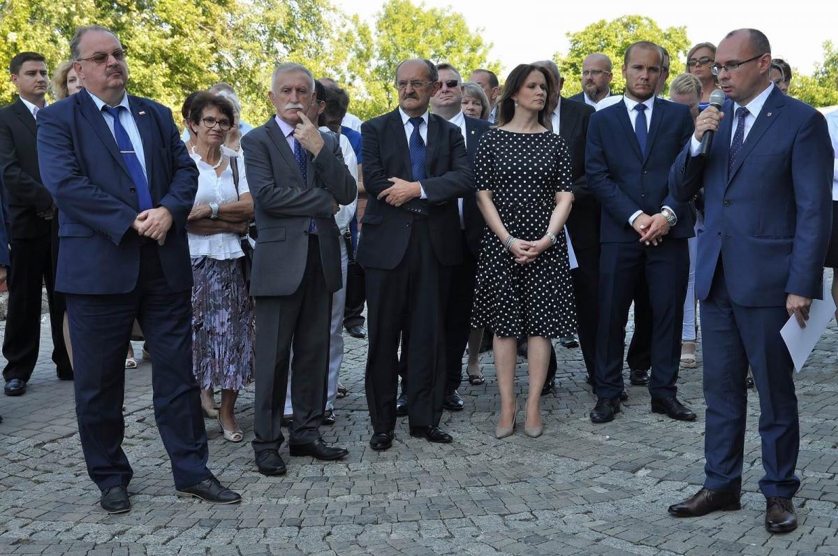 Przewodniczący Regionu „Ziemia Przemyska” NSZZ „Solidarność” Szymon Wawrzyszko (przy mikrofonie) przypomniał, że jednym z postulatów ówczesnej „S” było wprowadzenie wszystkich sobót wolnych od pracy, a dziś toczy się walka o niedziele wolne od handlu.<br/>fot.Paweł Bugira