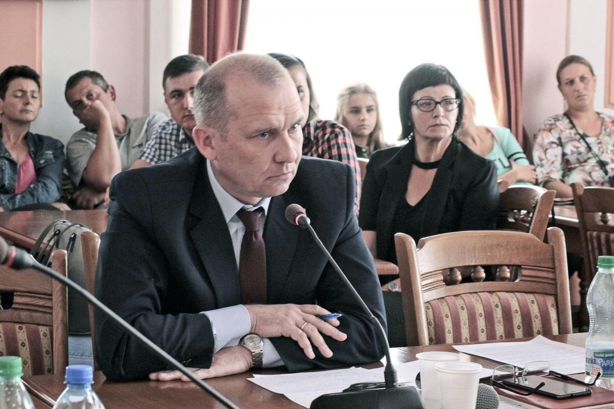 Nadzwyczajna sesja rady miasta poświęcona powoływaniu dyrektora szkoły była pełna zarzutów i uwag do postępowania burmistrza. Musiał się z nimi zmierzyć zastępca, bo burmistrz był na urlopie.<br/>fot.Roman Kijanka
