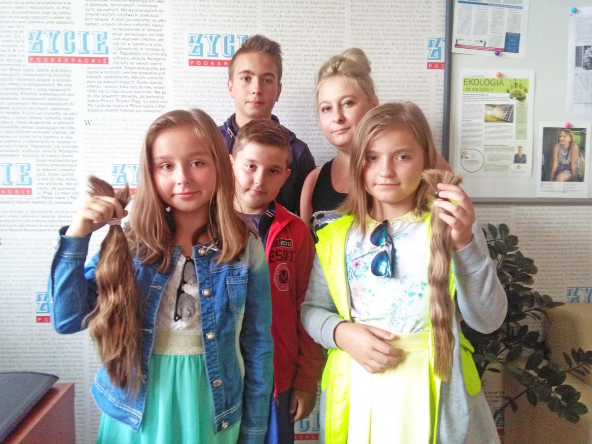 Mama Stela, Nikola, Roksana oraz ich brat Alan i wujek Adrian.fot.Aleksandra Nowotyńska