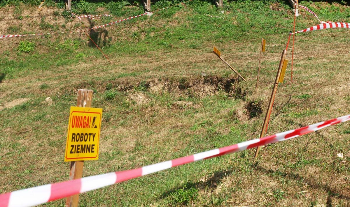 Ziemia osunęła się na samym początku głównej trasy zjazdowej. Niewielki uskok widoczny jest tuż za mostkiem nad ulicą Pasteura, prowadzącym narciarzy z kolejki krzesełkowej na trasę.<br/>fot.Mariusz Godos