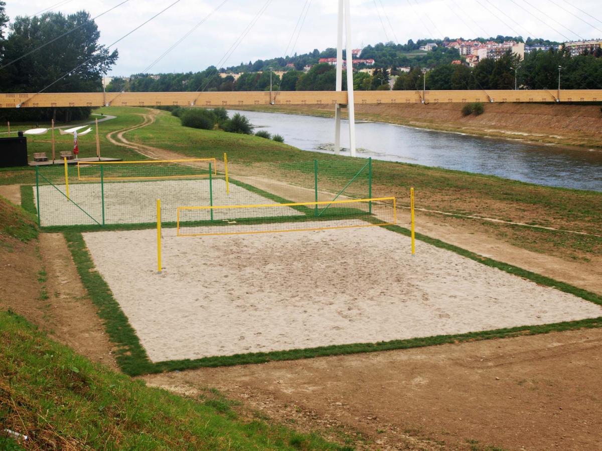 Na oba boiska mamy widok z okien redakcji. Od zakończenia mistrzostw, mimo że wciąż trwają wakacje, nie zauważyliśmy na nich nikogo... Czasami ktoś pojawia się tam w godzinach popołudniowych.<br/>fot.Mariusz Godos