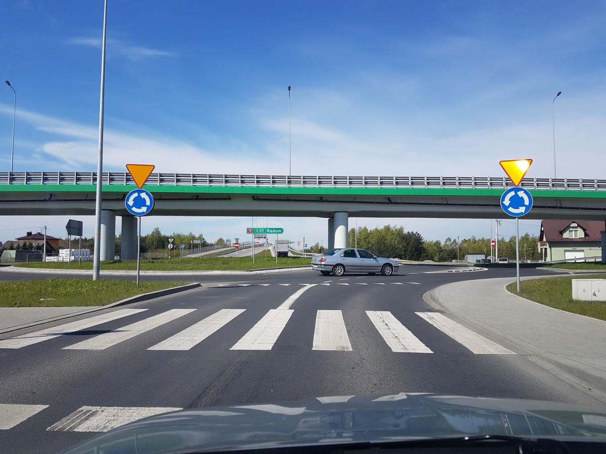 Pod estakadą dobrym rozwiązaniem byłoby rondo, przez które przebiegać będzie ruch lokalny. Pozwoli również na wjazd na drogę krajową. Przypominałoby to w Rzeszowie pod drogą ekspresową S19.