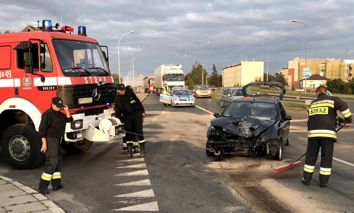 25-latek kierujący fiatem uderzył w latarnię, a następnie w samochód nauki jazdy.<br/>fot.zbiory własne