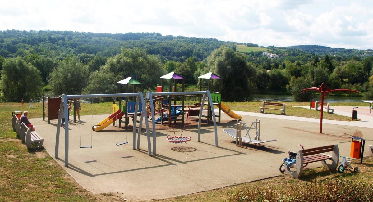 Plac zabaw na Kmieciach oddany do użytku został kilka miesięcy temu. Obecnie każde urządzenie jest uszkodzone.<br/>fot.Mariusz Godos