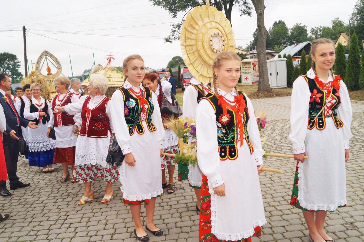 Uroczysty dożynkowy korowód wyruszył sprzed remizy strażackiej.<br/>fot.GOK Przeworsk