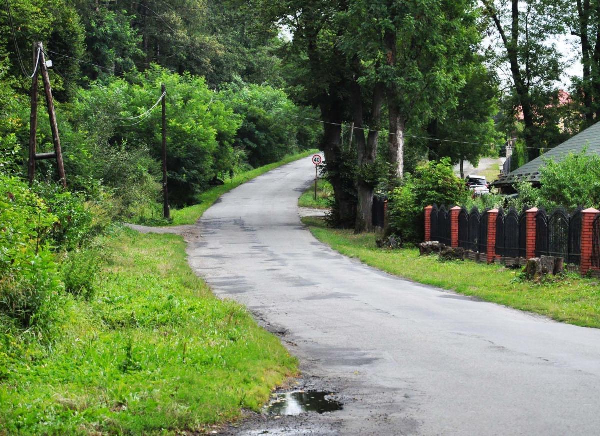 Rozbudowa ulicy Wysockiego obejmie poszerzenie istniejącej jezdni z 5 do 7 m, wyrównanie i wzmocnienie istniejącej nawierzchni bitumicznej, budowę chodników, oświetlenia ścieżki rowerowej oraz zatok autobusowych.<br/>fot.Mariusz Godos
