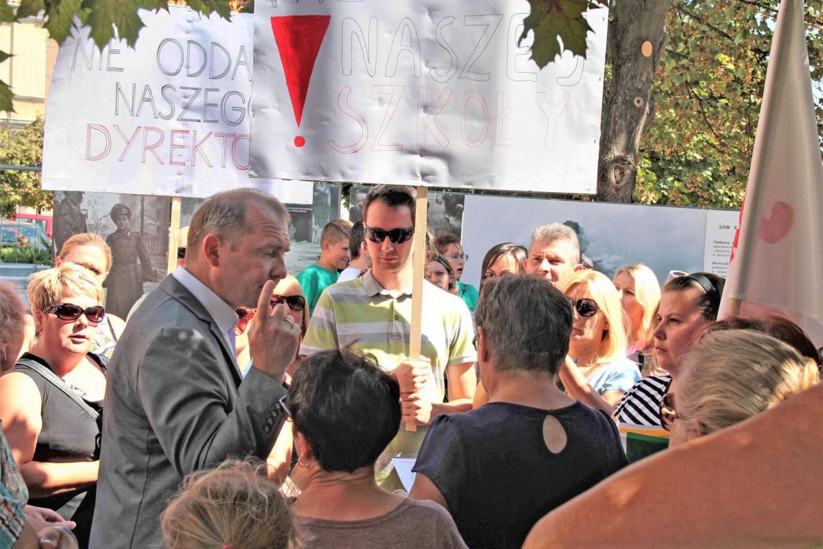 Spotkanie pod ratuszem nie było płaszczyzną dorzeczowej rozmowy. Protestującym przeszkadzała zbyt gorąca atmosfera. Otoczony przez mieszkańców Dariusz Tracz starał się im wytłumaczyć, że powołanie nowego dyrektora leży w gestii burmistrza.<br/>fot.Roman Kijanka