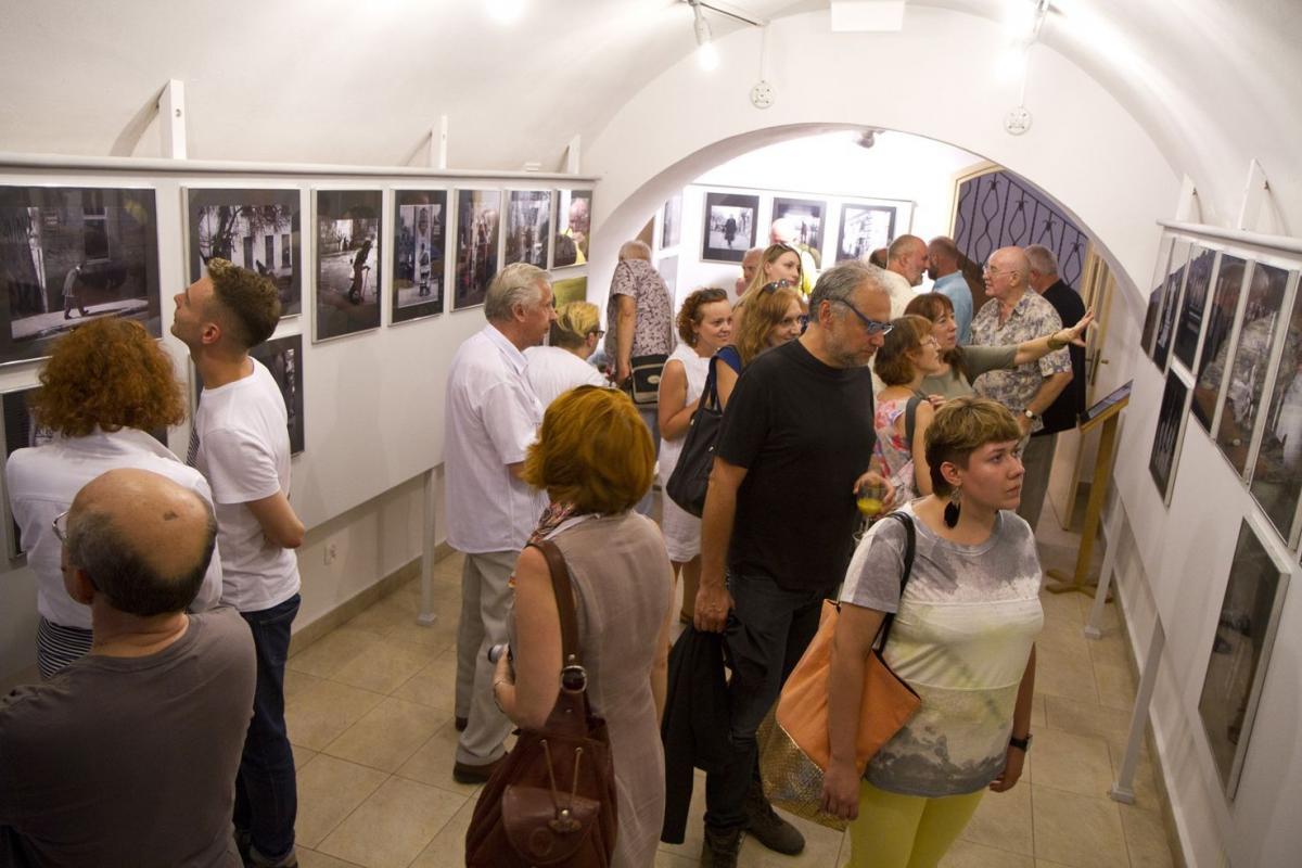 Wernisaż wystawy Romana Gerynowicza On the street w Małej Galerii Fotografii.<br/>fot.Jacek Szwic