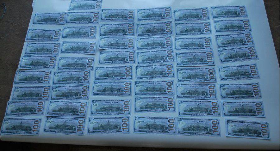 Zatrzymane fałszywe banknoty 100-dolarowe. <br/>fot.KMP Przemyśl
