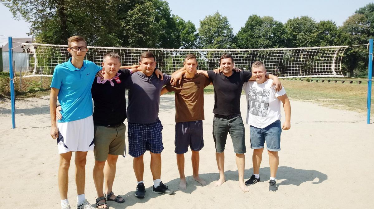 Sześć z dziewięciu osób, które tworzą nowy zarząd Żurawianki. Drugi z prawej Andrzej Beer, drugi z lewej prezes Jarosław Gawłowski.<br/>fot.Mariusz Godos