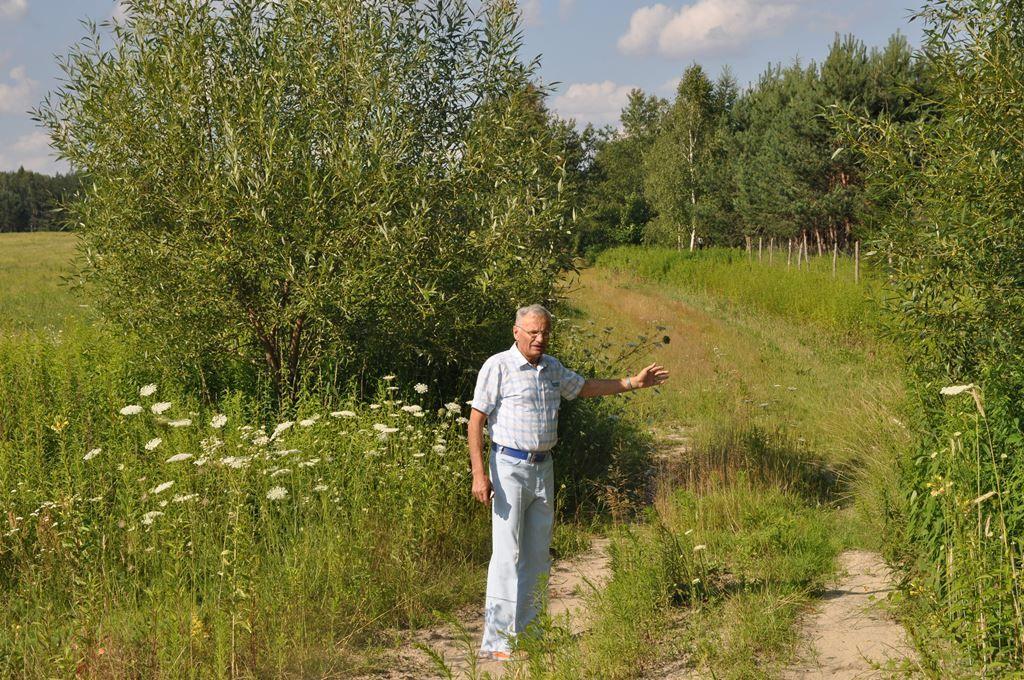 – Tutaj droga zaczyna swój bieg, jadąc od strony Korczowej – pokazuje Józef Hawrylak. <br/>fot.Paweł Bugira