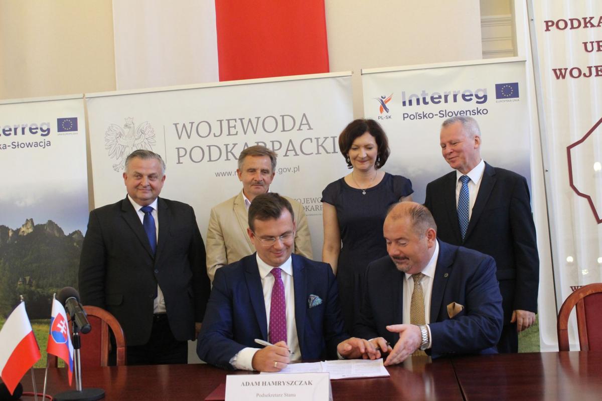 Burmistrz Jarosławia Waldemar Paluch (z prawej, siedzi) i podsekretarz stanu w ministerstwie rozwoju Adam Hamryszczak (obok) podczas parafowania umowy na unijne dofinansowanie projektu pod hasłem „Eskapada na książęcym szlaku”.<br/>fot.Urząd Marszałkowski w Rzeszowie