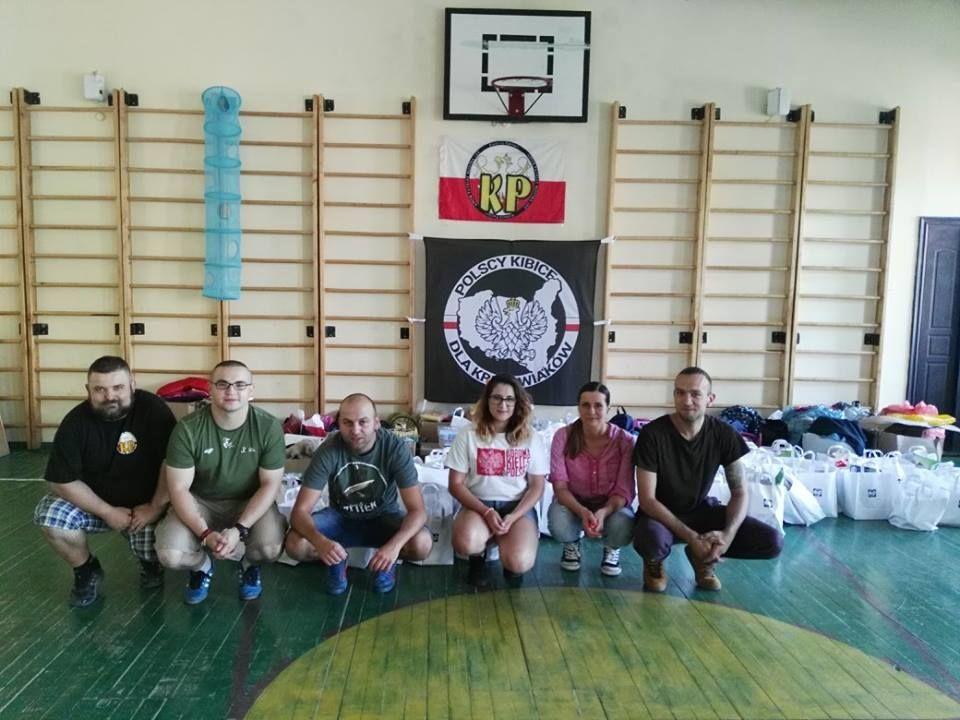 Dla uczniów szkoły w Mościskach udało się przygotować ponad 200 paczek. Członkowie Stowarzyszenia „Polscy Kibice dla Kresowiaków” przekazali je podczas wizyty w polskiej szkole w dniach 13 i 14 sierpnia br.<br/>fot.archiwum organizatora