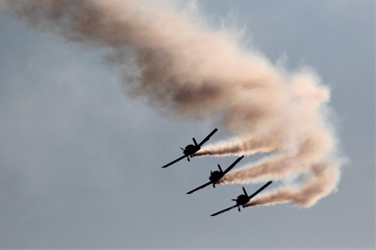 Akrobacje grupy Cellfast Flying Team. <br/>fot.Roman Kijanka