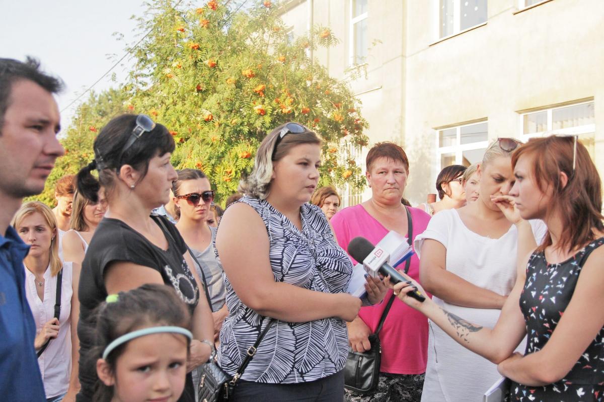 . Lokalna społeczność stanęła murem za dyrektorem szkoły. Na fotografii przewodnicząca Rady Rodziców Natalia Skorupko (w środku) opisuje bulwersującą zdaniem mieszkańców sytuację związaną z powołaniem nowego dyrektora szkoły.<br/>fot.Roman Kijanka