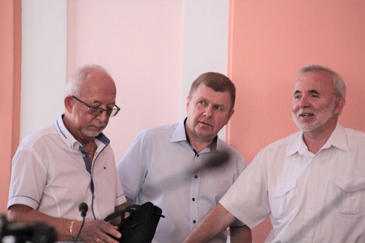 Tadeusz Słowik, pierwszy z lewej, z przewodniczącym RM Jarosławia Januszem Szkodnym oraz wiceprzewodniczącym Jarosławem Pagaczem.<br/>fot.Roman Kijanka