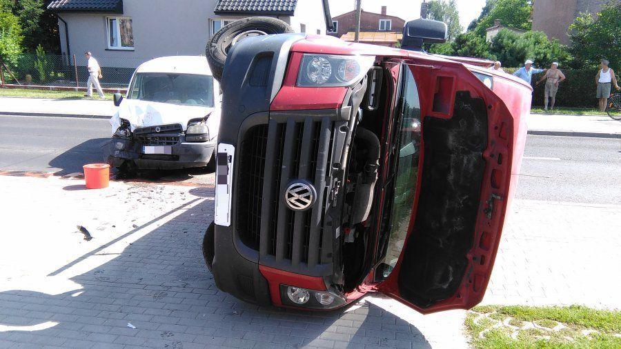 W wyniku zderzenia dostawczego volkswagena z fiatem obrażeń doznał kierowca drugiego w wymienionych pojazdów.<br/>fot.KPP Lubaczów