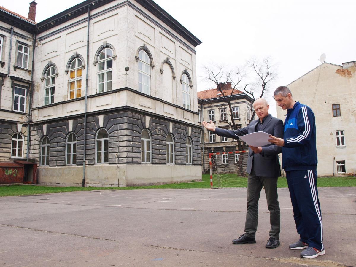 Teren pod budowę sali sportowej przy I LO w Przemyślu, jak i gotowy projekt dyrekcja placówki posiada od dawna... Problem w tym, że uda się wszystko wdrożyć w życie.<br/>fot.Mariusz Godos