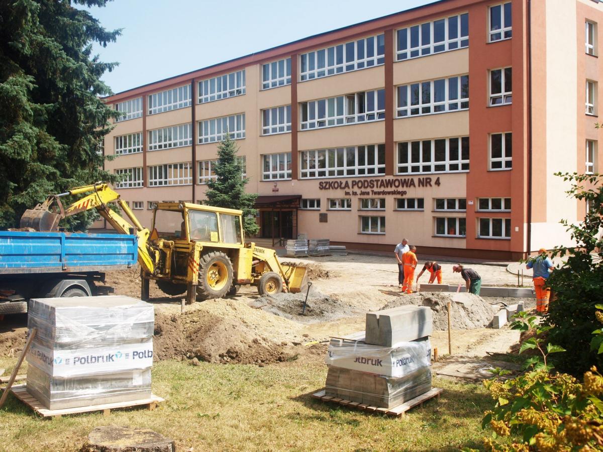 Parking na terenie SP 4 w Przemyślu zostanie oddany do użytku jeszcze przed rozpoczęciem nowego roku szkolnego.<br/>fot.Mariusz Godos