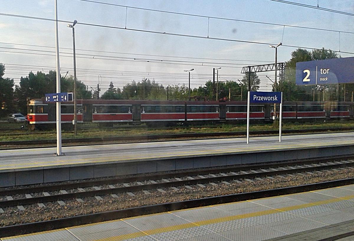 – PKP Polskie Linie Kolejowe S.A. sukcesywnie prowadzą rewitalizację i polepszają trasę Rzeszów – Przemyśl. Podróżni zyskują lepszą obsługę między innymi dzięki przebudowie peronów – zapewnia zarządca infrastruktury.<br/>fot.Aleksandra Białoń