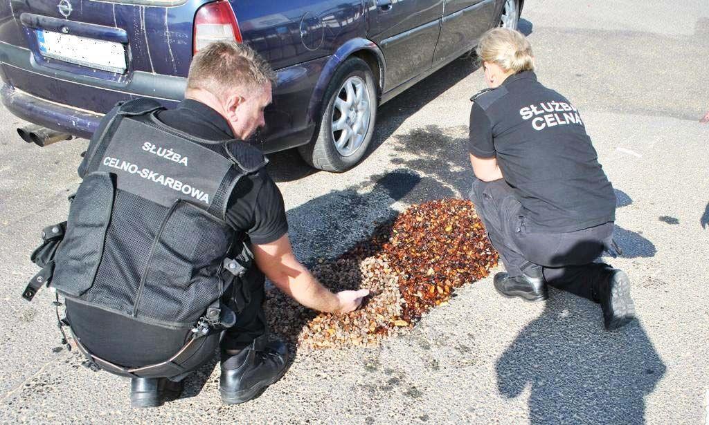 Na przejściu granicznym w Korczowej celnicy udaremnili przemyt 15 kg nieoszlifowanego bursztynu.<br/>fot.UCS/BiOSG