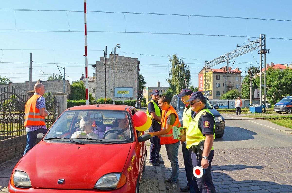 – Wjazd na przejazd jest dozwolony dopiero po całkowitym podniesieniu się rogatek i wyłączeniu sygnalizacji przejazdowej – informowali kierowców funkcjonariusze oraz pracownicy PKP PLK SA. <br/>fot.Aleksandra Białoń