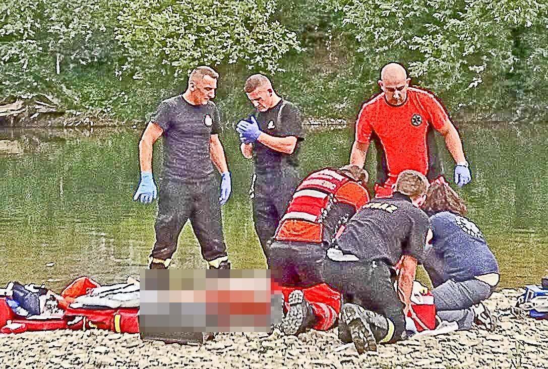 Ironia losu – informację o zdarzeniu strażacy otrzymali, będąc w drodze na ćwiczenia z ratownictwa wodnego. Na miejsce przybyli błyskawicznie. Pomimo tego nie udało się uratować ani 29-letniego mieszkańca powiatu jarosławskiego, ani 19-letniego Bartka z Łętowni. <br/>fot.KM PSP Przemyśl