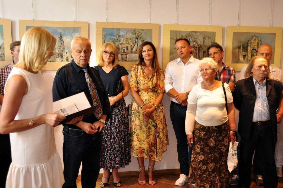 Mirosław Karapyta mówił na otwarciu wystawy o pojednaniu i relacjach między twórcą a dziełem i odbiorcą.<br/>fot.CKiP Jarosław