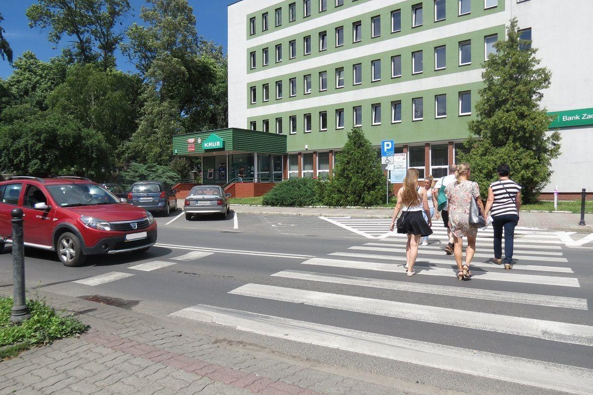 Wtargnięcie na pasy obok KRUS nie jest tu rzadkością, więc też pomyślano o kamerach.<br/>fot.Barbara Chmura