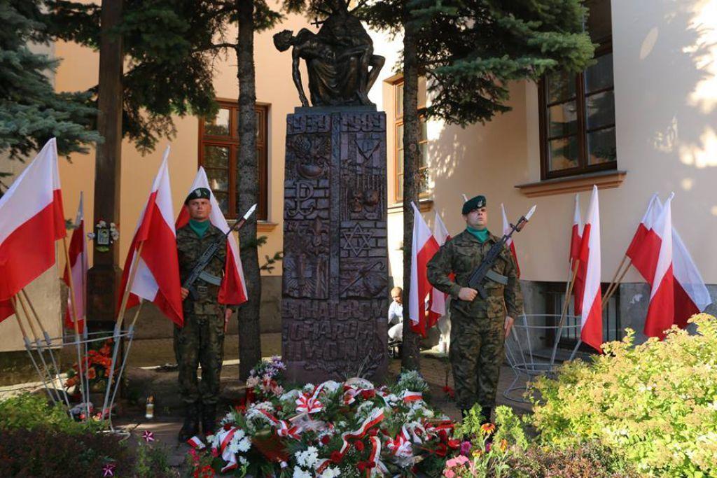 Hołd i cześć uczestnikom powstania warszawskiego oddano w Jarosławiu przed pomnikiem Bohaterów i Ofiar II Wojny Światowej.<br/>fot.UM Jarosław