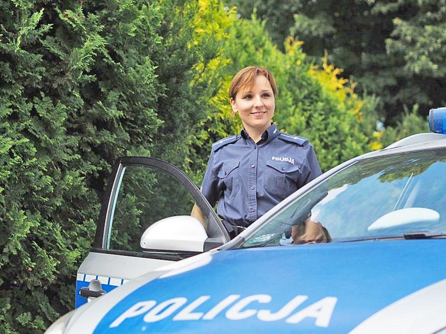 Mł. asp. Renata Jaremko z przeworskiej komendy policji została wyróżniona przez zwykłych ludzi za to, co nie mieści się w regulaminach i procedurach, a jest naturalne dla osoby patrzącej pozytywnie na innych.<br/>fot.KPP Przeworsk