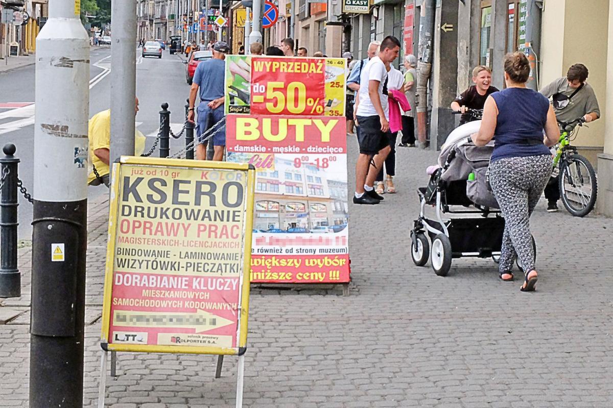 Miasto aż roi się od takich reklam.<br/>fot.Jacek Szwic