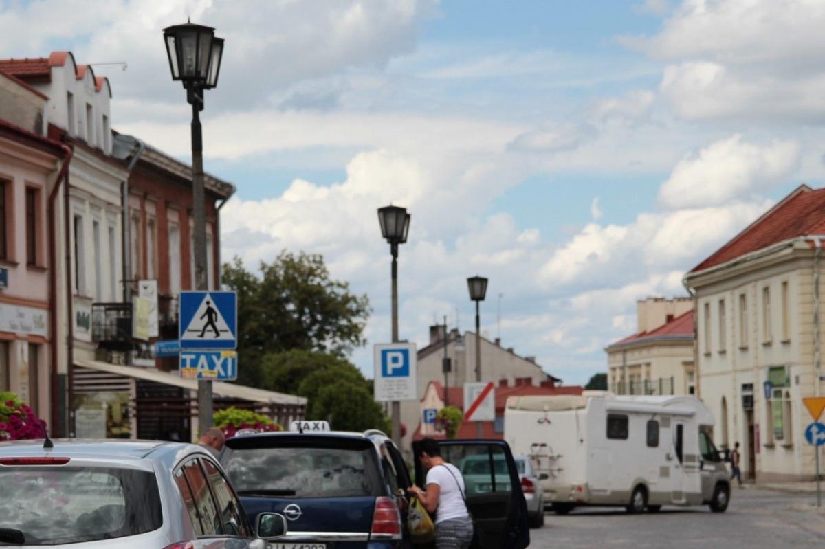 Na jarosławskim Rynku najczęściej można spotkać jedną taksówkę. Tu też nie ma dodatkowego znaku zakazu zatrzymywania się i postoju. <br/>fot.Roman Kijanka