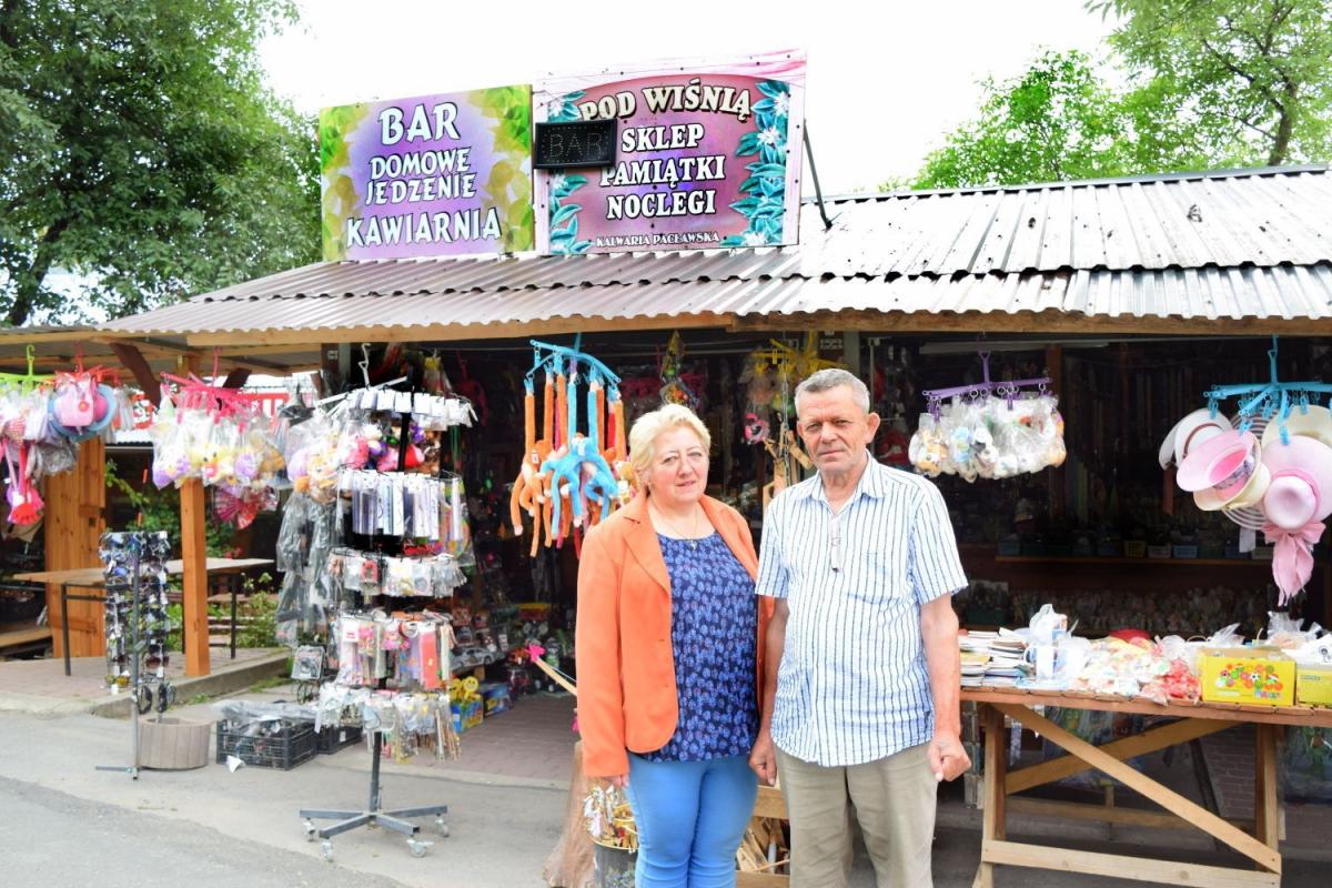 Grażyna i Zbigniew Muzykarzowie przed jednym z kramów, które prowadzą.<br/>fot.Miłosz Wilgucki