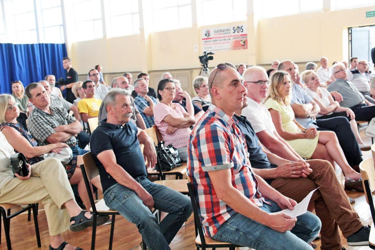 Mieszkańcy z uwagą przysłuchiwali się wyjaśnieniom dotyczącym planowanych prac. <br/>fot.Roman Kijanka