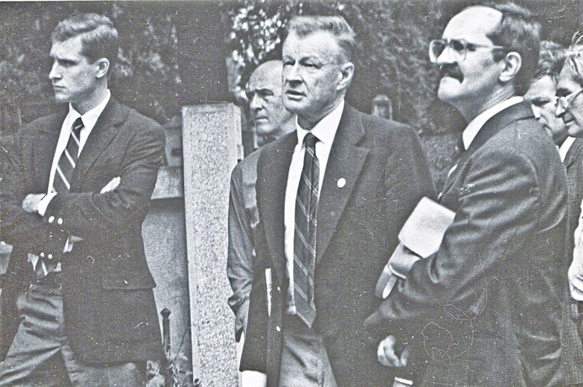 Marek i Zbigniew Brzezińscy oraz Andrzej Matusiewicz na cmentarzu.<br/>fot.archiwum