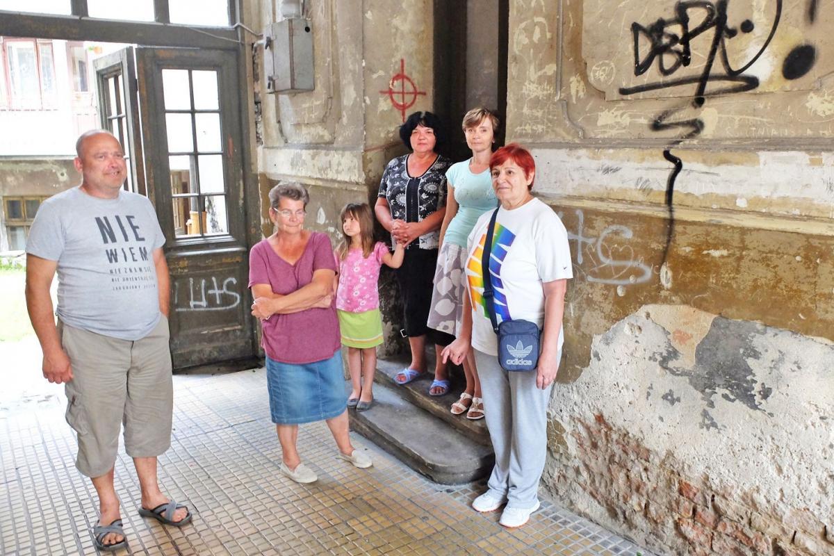 – W końcu się zbuntujemy i przestaniemy płacić czynsz – mówią zdesperowani lokatorzy.<br/>fot.Jacek Szwic