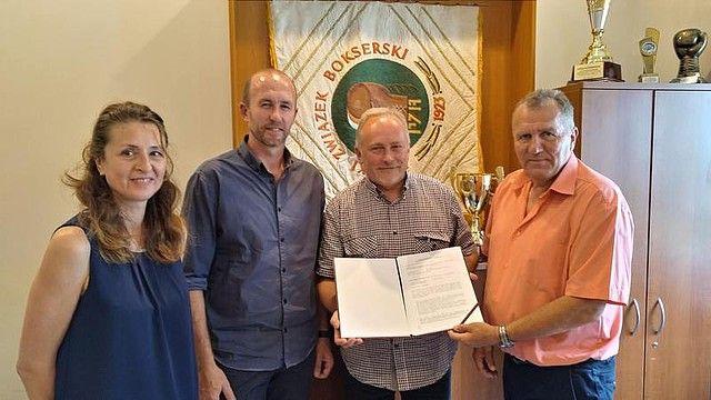 Na zdjęciu od lewej: Dorota Janowicz (sekretarz generalny PZB), Waldemar Łuczak (dyrektor MOSiR w Lubaczowie), Janusz Waldemar Zubrzycki (zastępca burmistrza Lubaczowa) oraz Leszek Piotrowski (prezes PZB) w siedzibie Związku zaraz po podpisaniu umowy dotyczącej organizacji oficjalnego meczu międzypa
